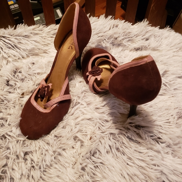 BCBG Brown and Pink Heels with cute floral adornment - Picture 4 of 8